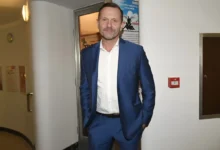Jaromír Soukup stojí u zdi.
