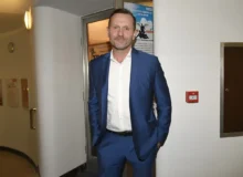 Jaromír Soukup stojí u zdi.