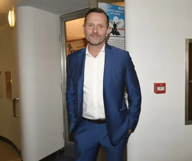 Jaromír Soukup stojí u zdi.