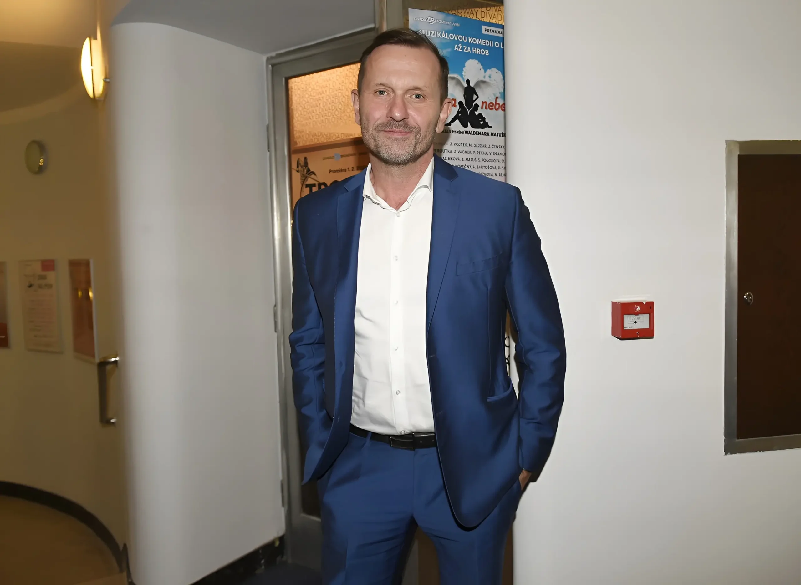 Jaromír Soukup stojí u zdi.