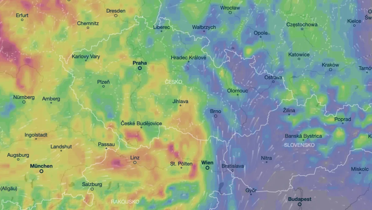 Přesouvání sobotní bouřky vyznačené na mapě