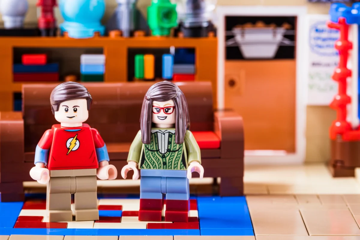 shutterstock_2099627296-2 | TVGURU.cz LEGO postavičky jako Teorie velkého třesku