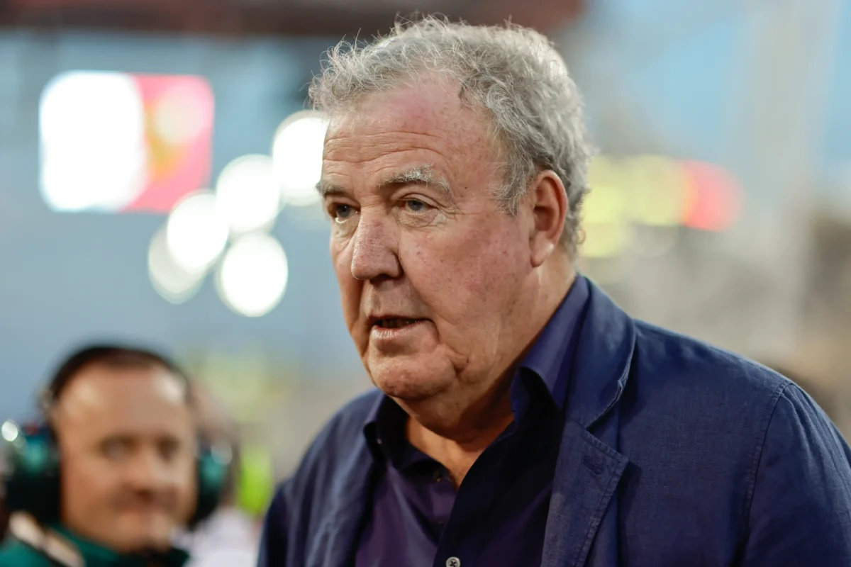 Jeremy Clarkson se tváří vážně.