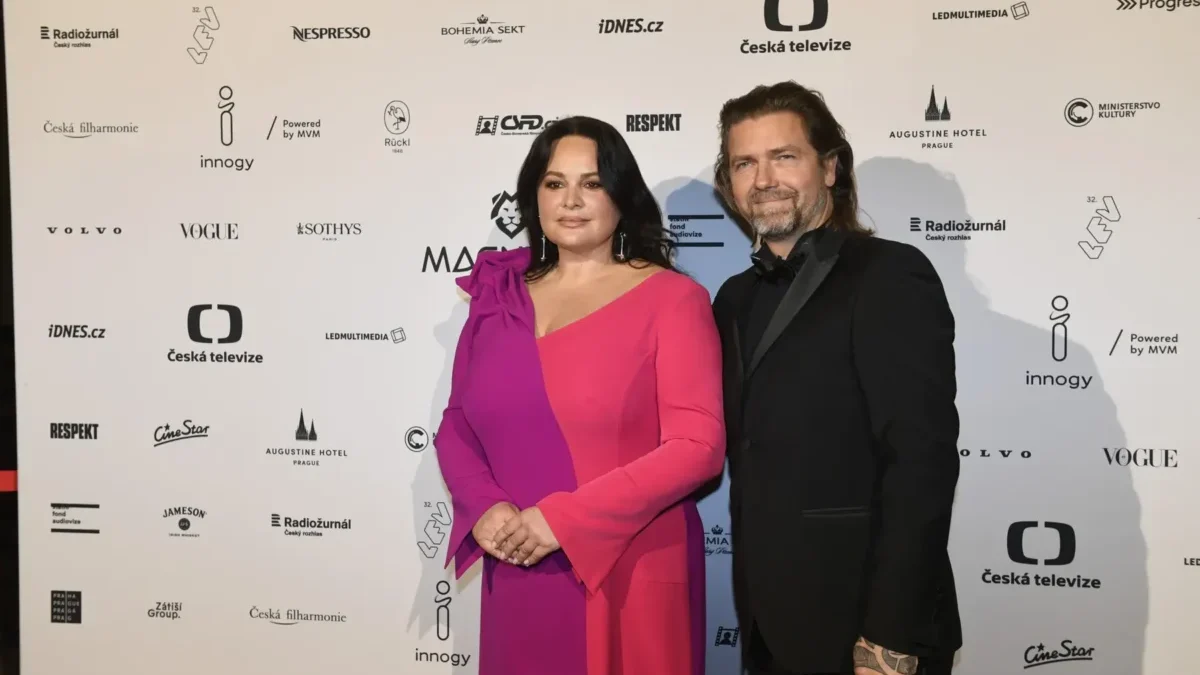 Jitka Čvančarová stojí vedle muže.