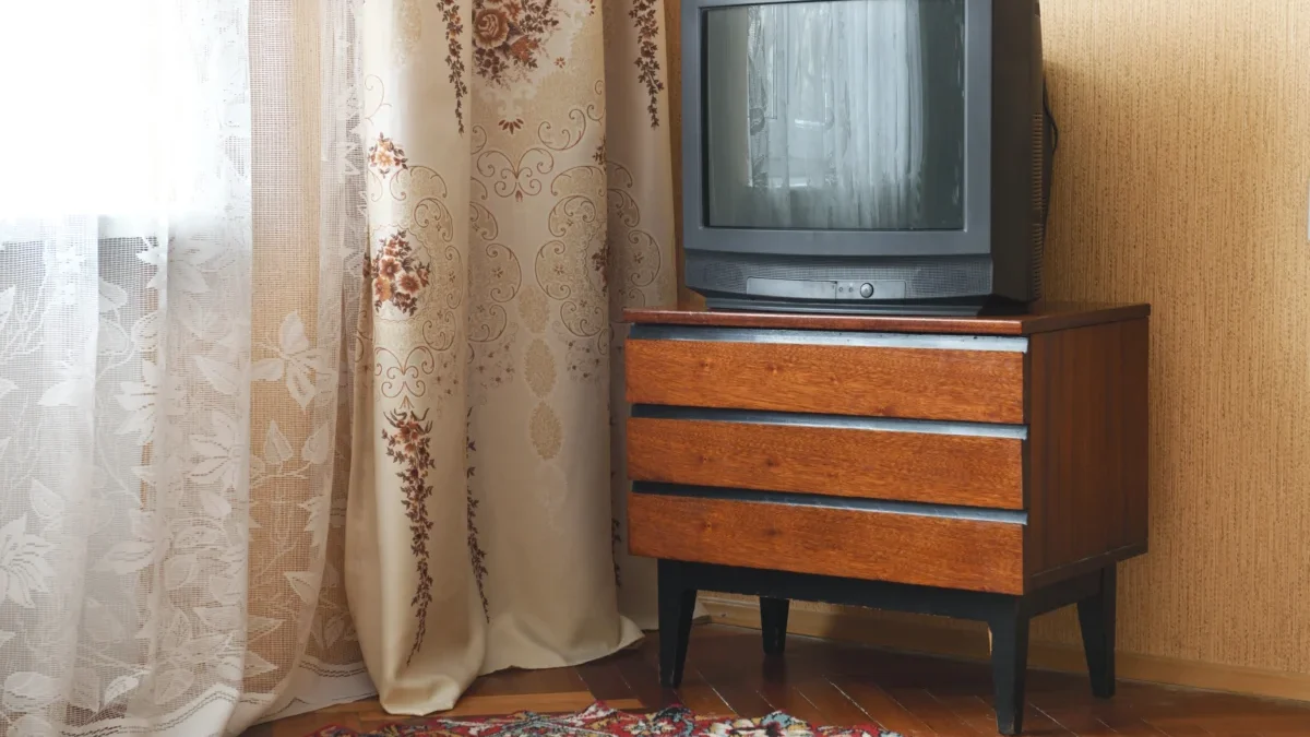 Stará televize na skříňce v obývacím pokoji