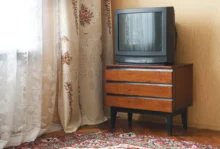Stará televize na skříňce v obývacím pokoji