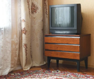 Stará televize na skříňce v obývacím pokoji