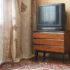 Stará televize na skříňce v obývacím pokoji