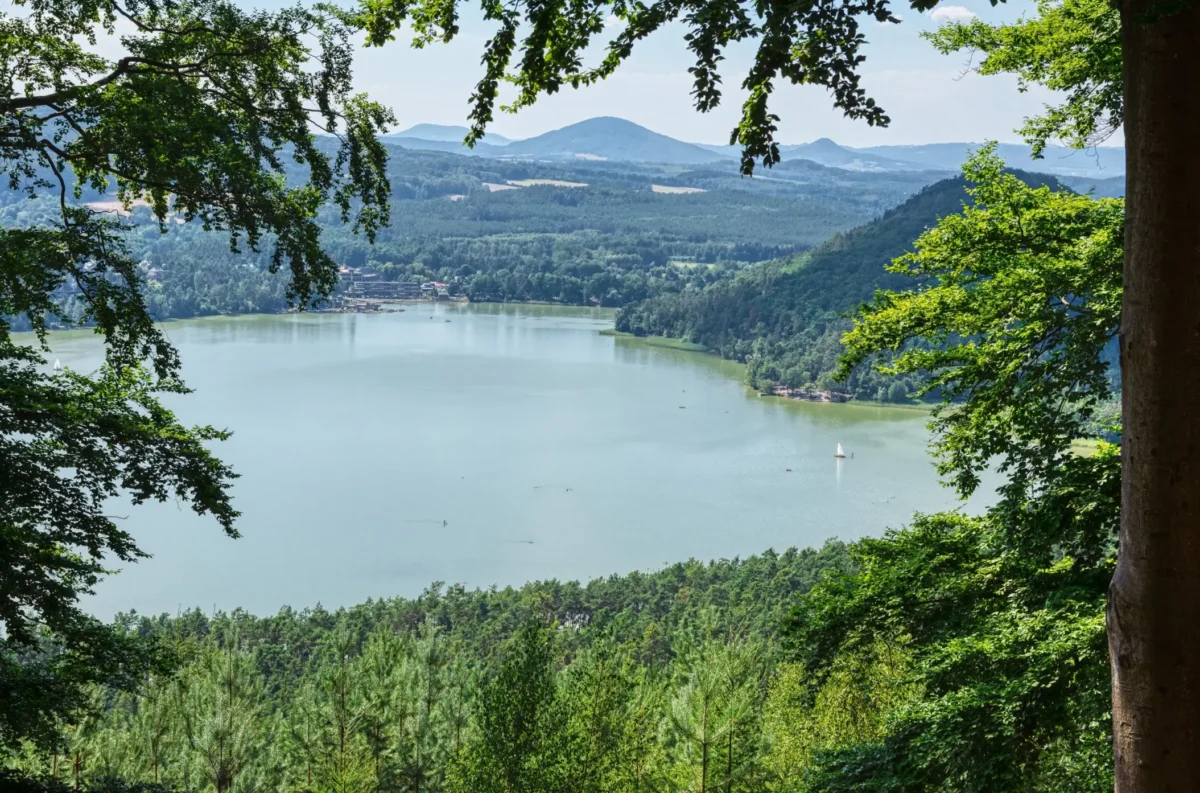 shutterstock_2307507089-2 | TVGURU.cz Výhled na Máchovo jezero