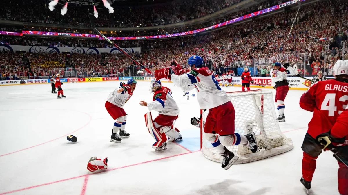 čeští hokejový reprezentanti radujícíc se na ledě v Pražské O2 aréně při výhře ve finále mistrovství světa 2024 v Praze nad švýcarským týmem