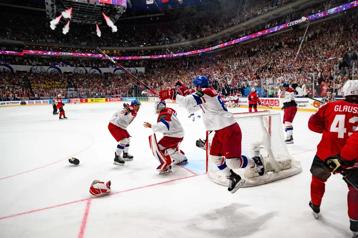 čeští hokejový reprezentanti radujícíc se na ledě v Pražské O2 aréně při výhře ve finále mistrovství světa 2024 v Praze nad švýcarským týmem