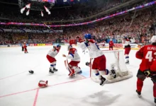 čeští hokejový reprezentanti radujícíc se na ledě v Pražské O2 aréně při výhře ve finále mistrovství světa 2024 v Praze nad švýcarským týmem