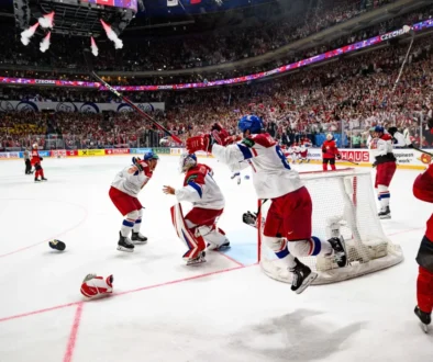 čeští hokejový reprezentanti radujícíc se na ledě v Pražské O2 aréně při výhře ve finále mistrovství světa 2024 v Praze nad švýcarským týmem