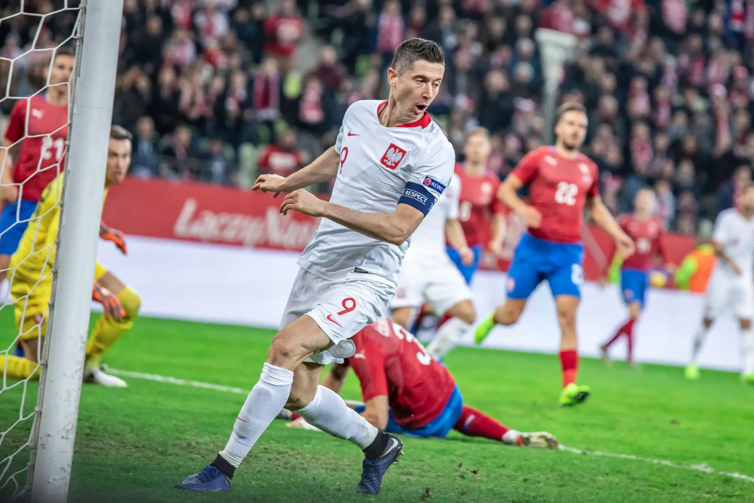 shutterstock_1968898576 | TVGURU.cz Fotbalisté hrají.