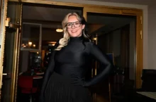 Ewa Farna se usmívá.