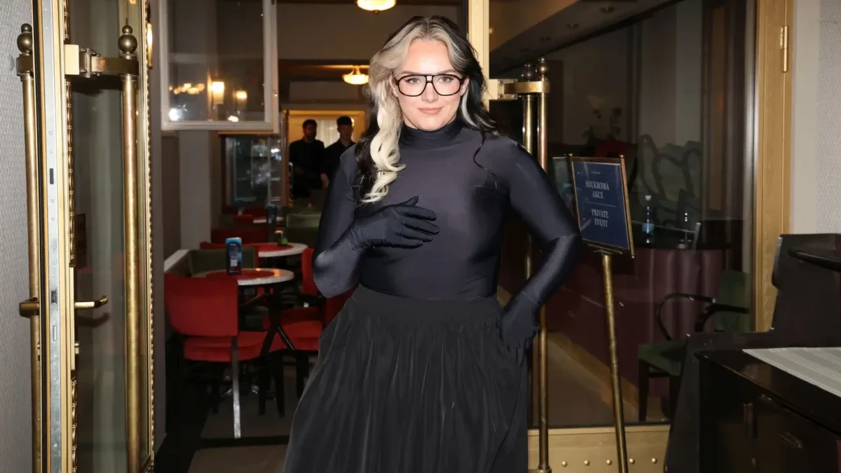 Ewa Farna pózuje na fotku.