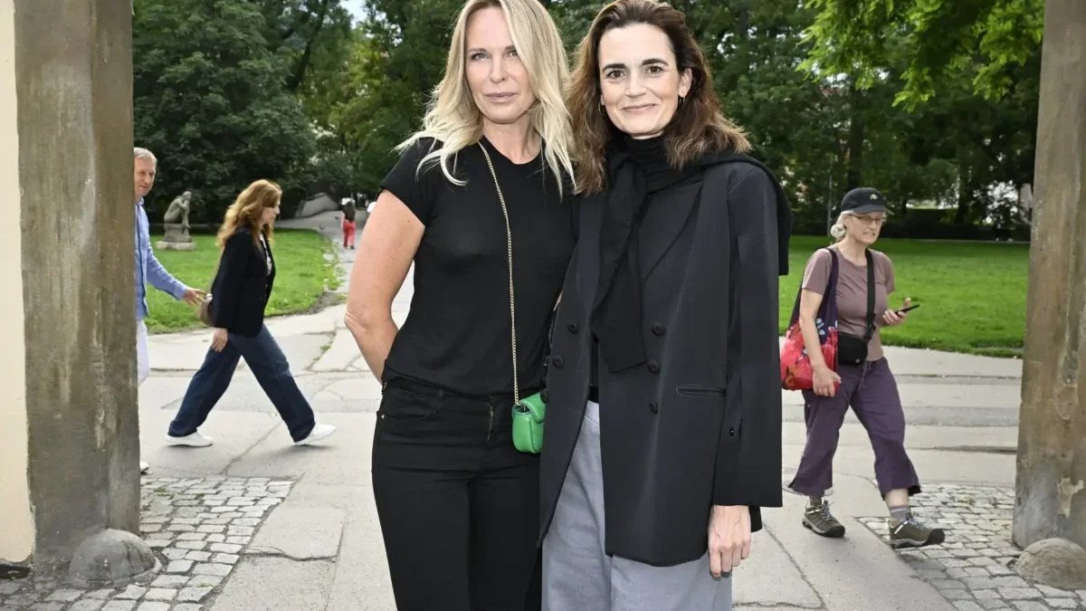Daniela Brzobohatá stojí vedle ženy.