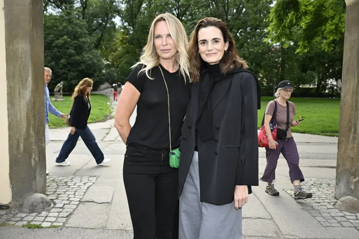 Daniela Brzobohatá stojí vedle ženy.