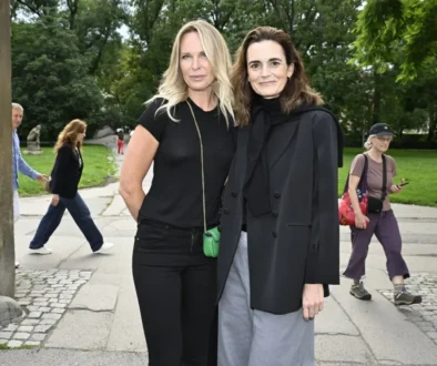 Daniela Brzobohatá stojí vedle ženy.
