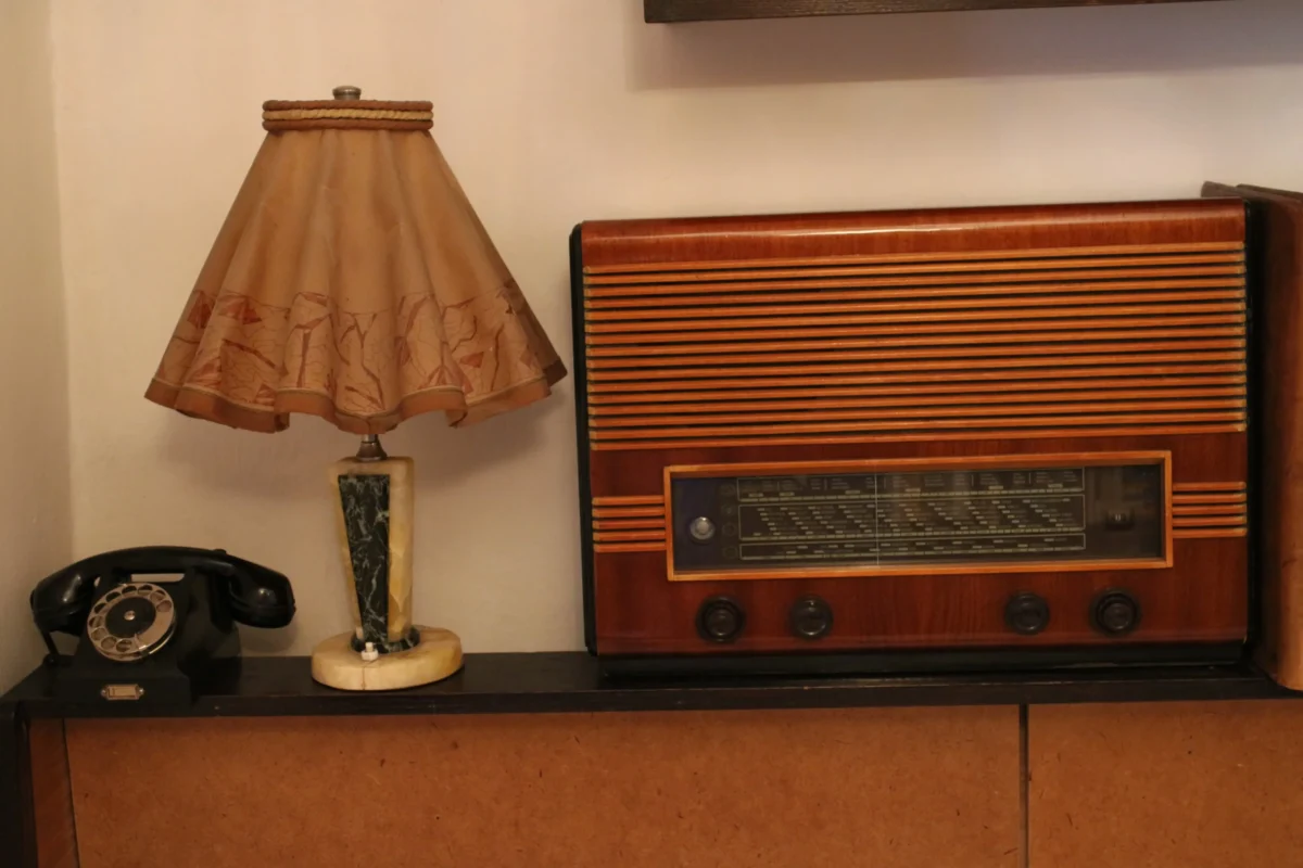 Oblíbený herec svou kariéru začínal v Československém rozhlase. Zdroj: Shutterstock | TVGURU.cz Staré vintage rádio