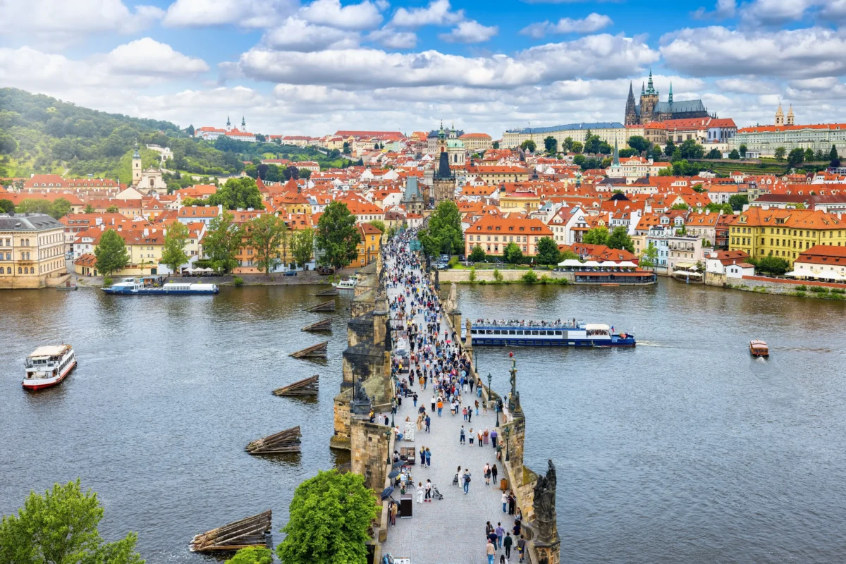 Procházka po Karlově mostě se herci stala osudnou. Zdroj: Shutterstock | TVGURU.cz Panoramatický pohled na Karlův most