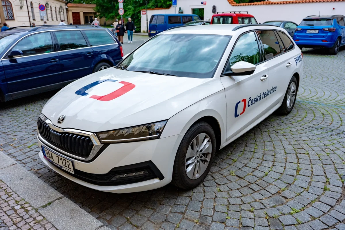 shutterstock_2697901827-2 | TVGURU.cz U chodníku parkuje auto České televize.