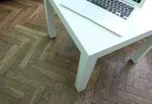 Na parketách stojí stolek.