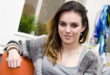 Ewa Farna sedí.