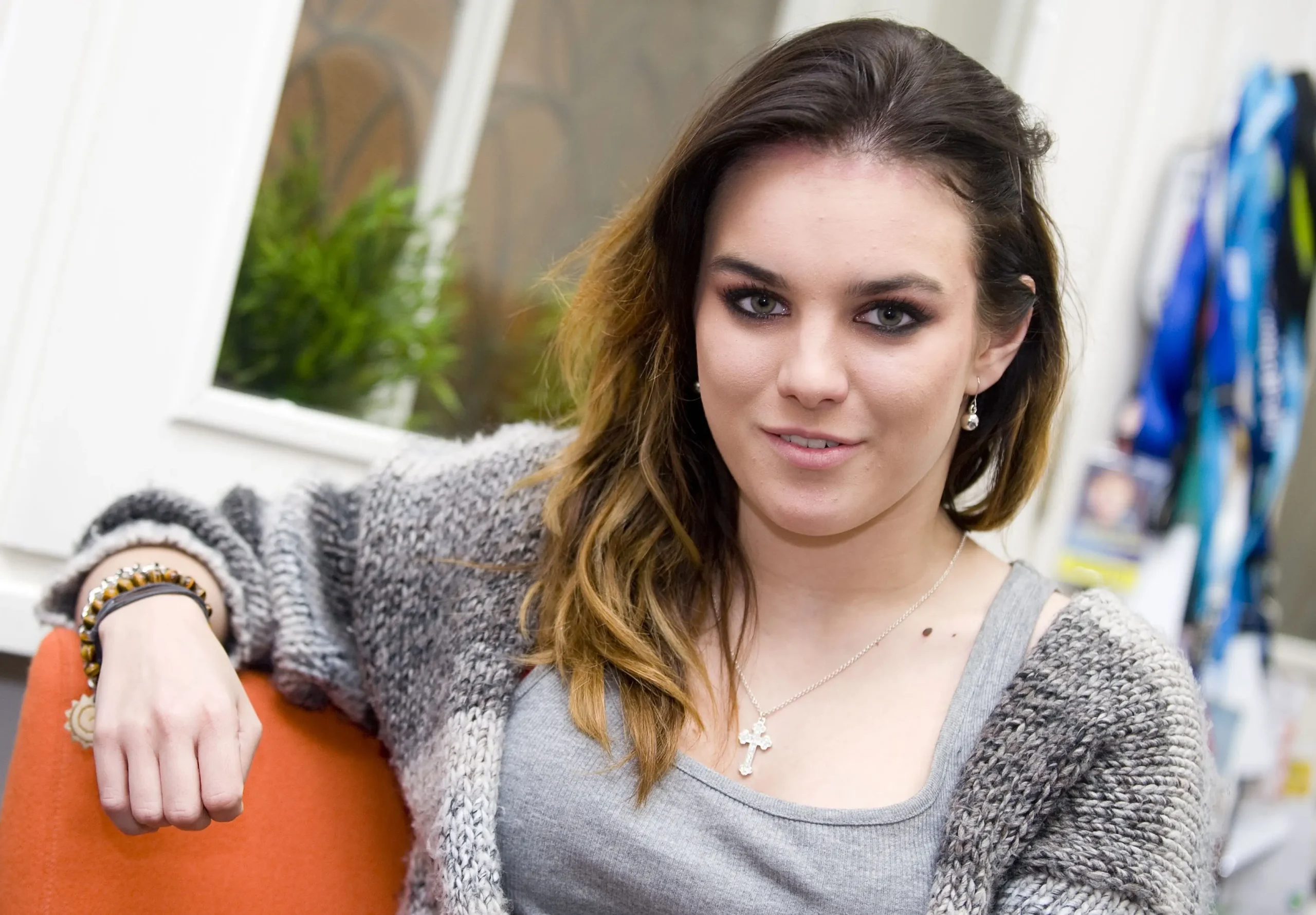 Ewa Farna sedí.