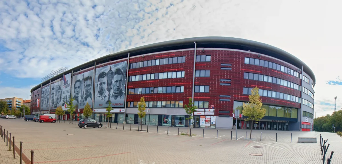 fotbalový stadion Slavie v Edenu zvenku. červená stěna s plakáty herců