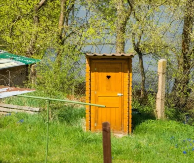 Na zahradě stojí kadibudka.