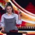 Ewa Farna v ruce drží ocenění.