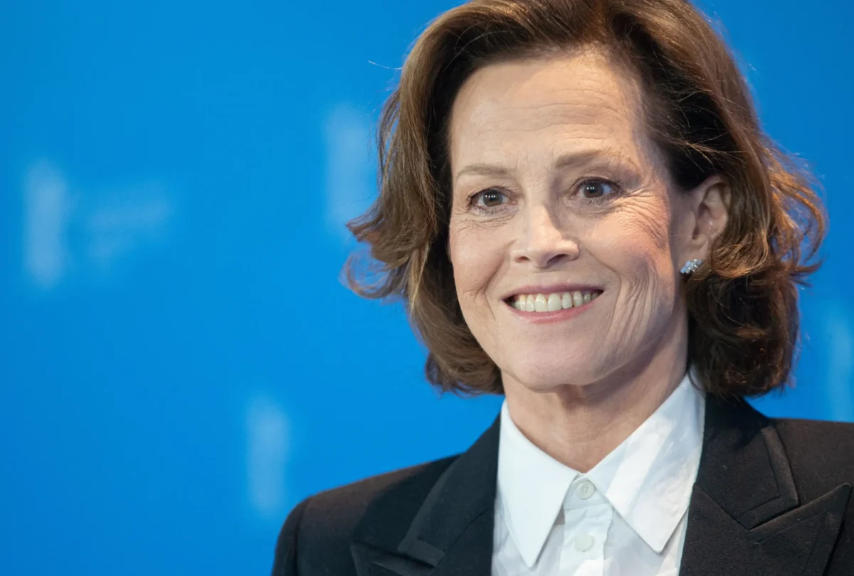 Sigourney Weaver | TVGURU.cz herečka Sigourney Weaver z filmu vetřelec s modrým pozadím