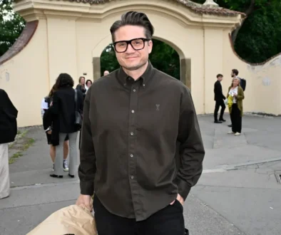 ￼￼Ondřej Brzobohatý stojí s květinou.