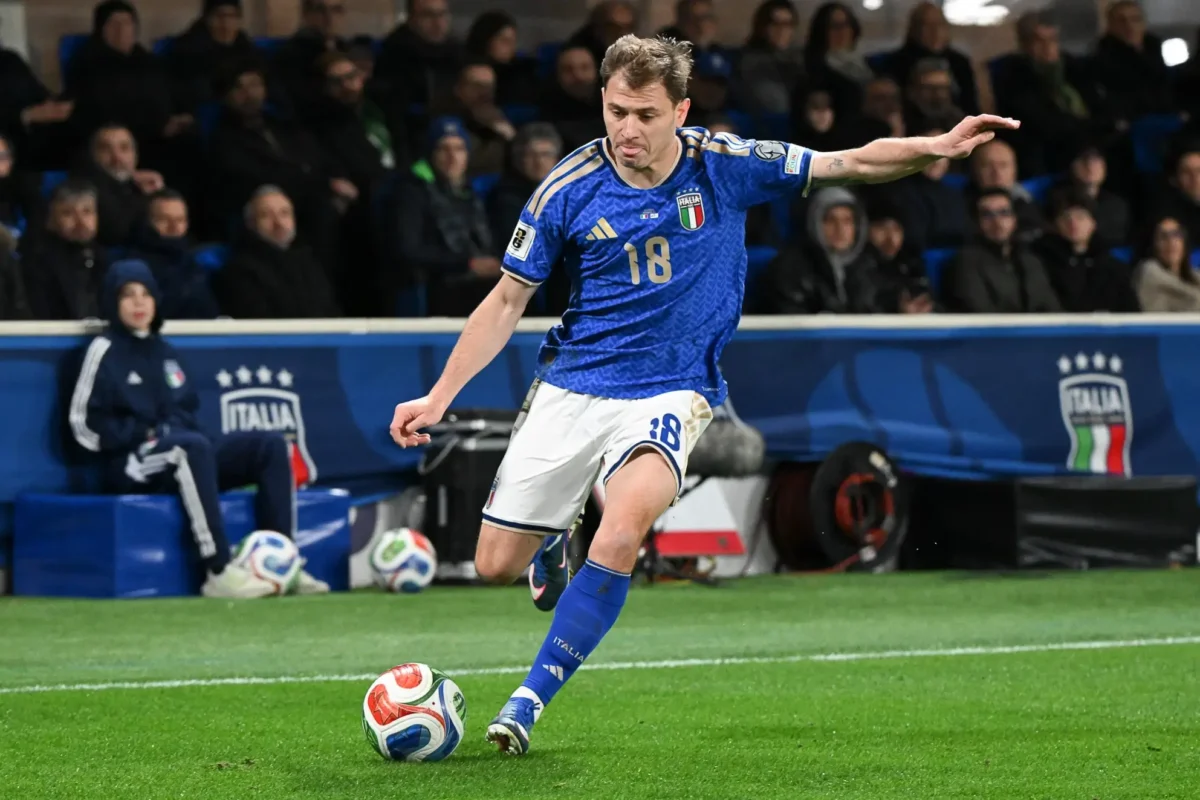 shutterstock_2759322635 1 | TVGURU.cz Profesionální fotbalista na hřišti