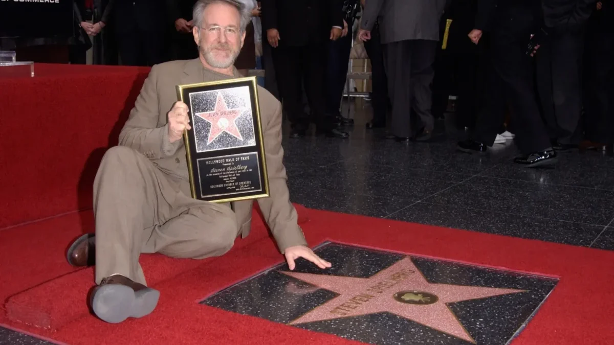 Steven Spielberg sedí u své hvězdy.