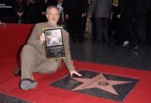 Steven Spielberg sedí u své hvězdy.