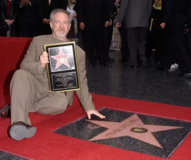 Steven Spielberg sedí u své hvězdy.