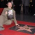 Steven Spielberg sedí u své hvězdy.