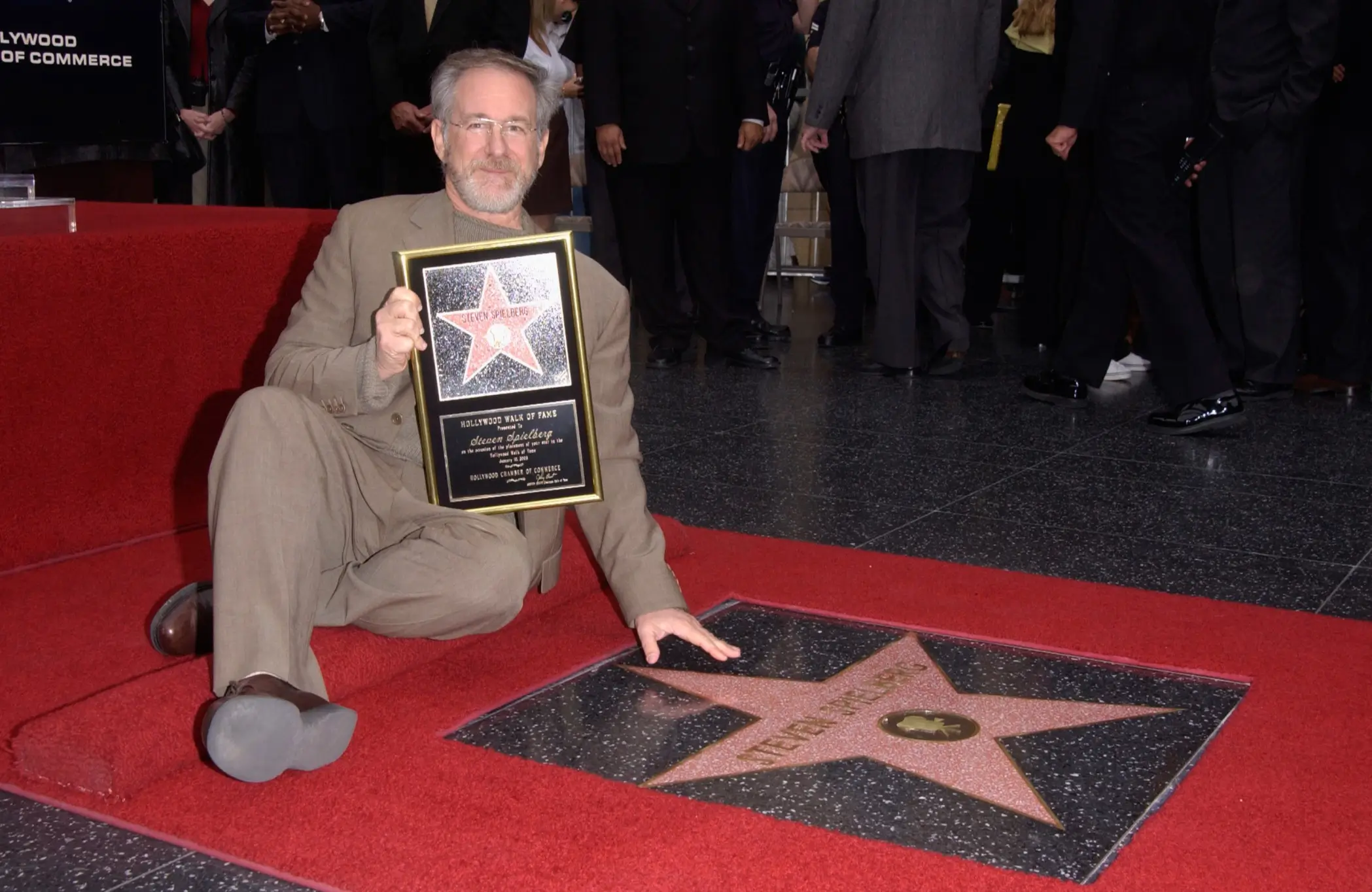 Steven Spielberg sedí u své hvězdy.