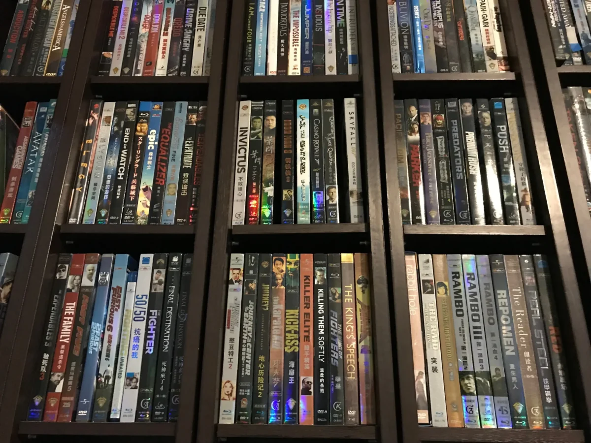 Sběratelé jsou ochotni za kazety utratit miliony korun. Zdroj: Shutterstock | TVGURU.cz Plné police VHS kazet