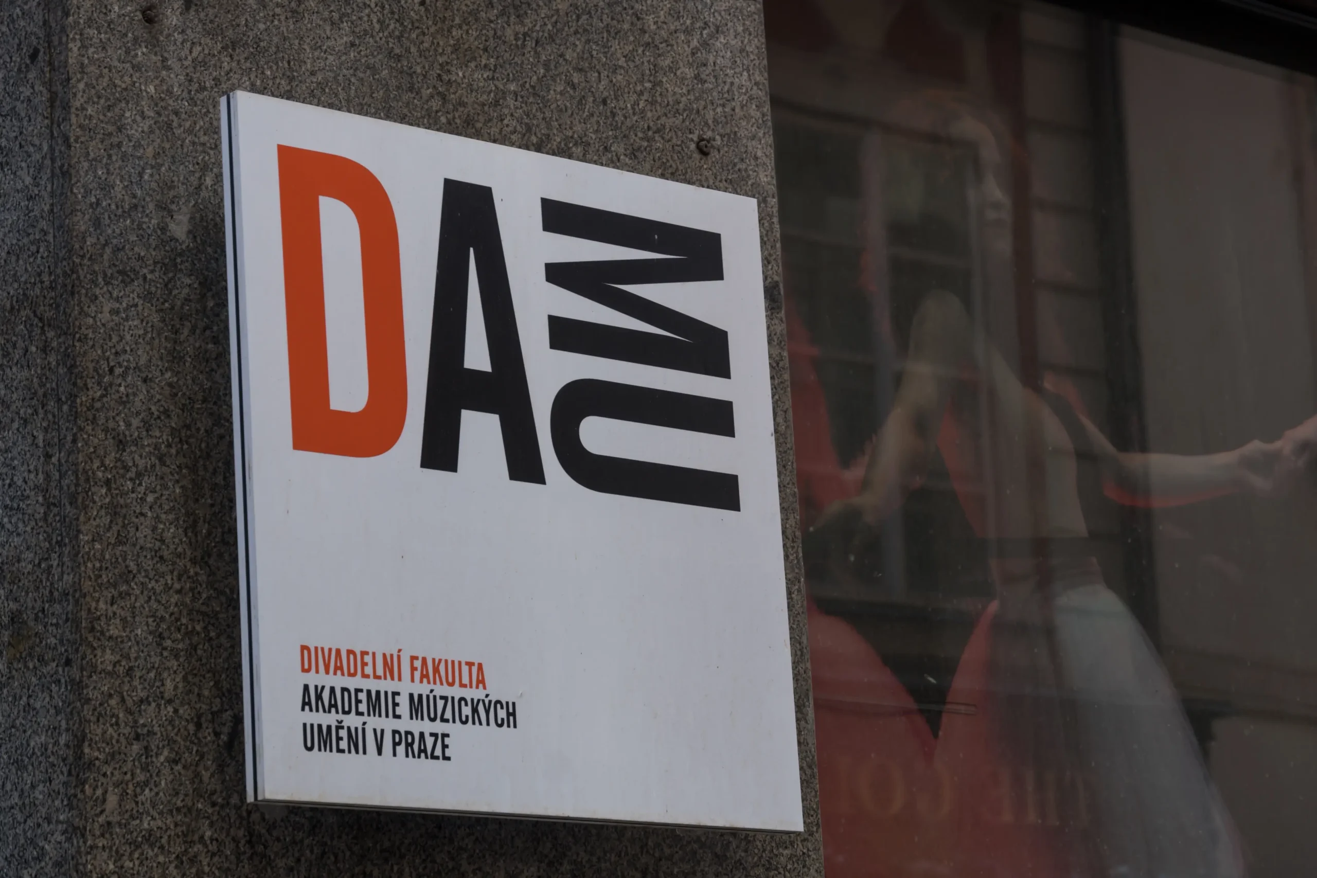 Divadelní fakulta Akademie múzických umění v Praze.