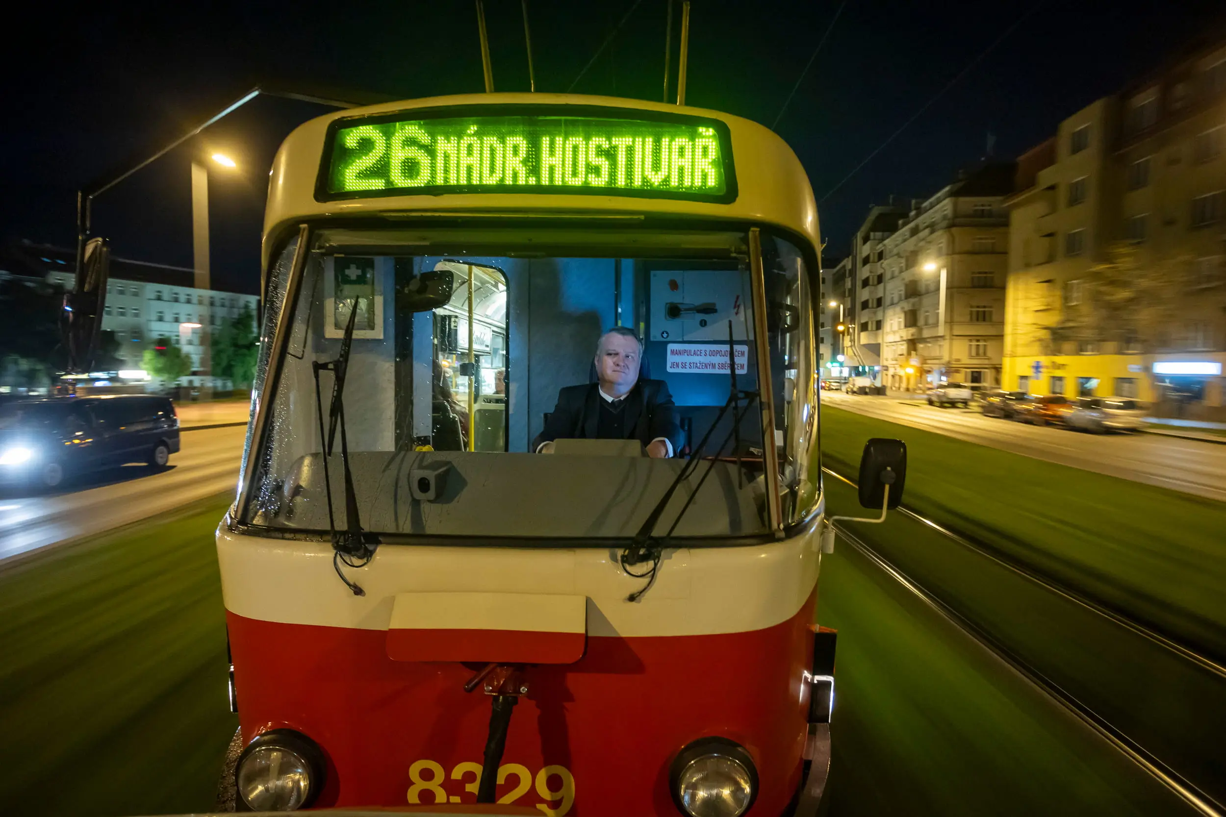 TV Nova seriál Boží plán_Jeřábek | TVGURU.cz Muž řídící tramvaj č. 26