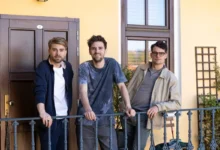 tři mladí muži na pavlači