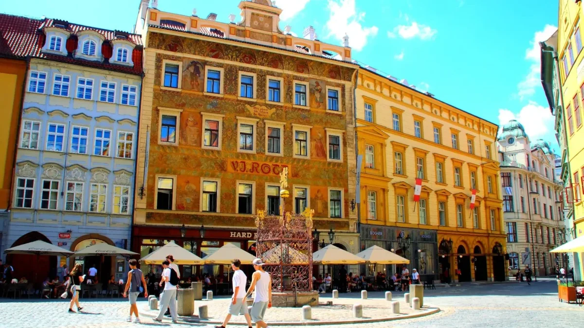 Letní Praha - Pražané na ulici
