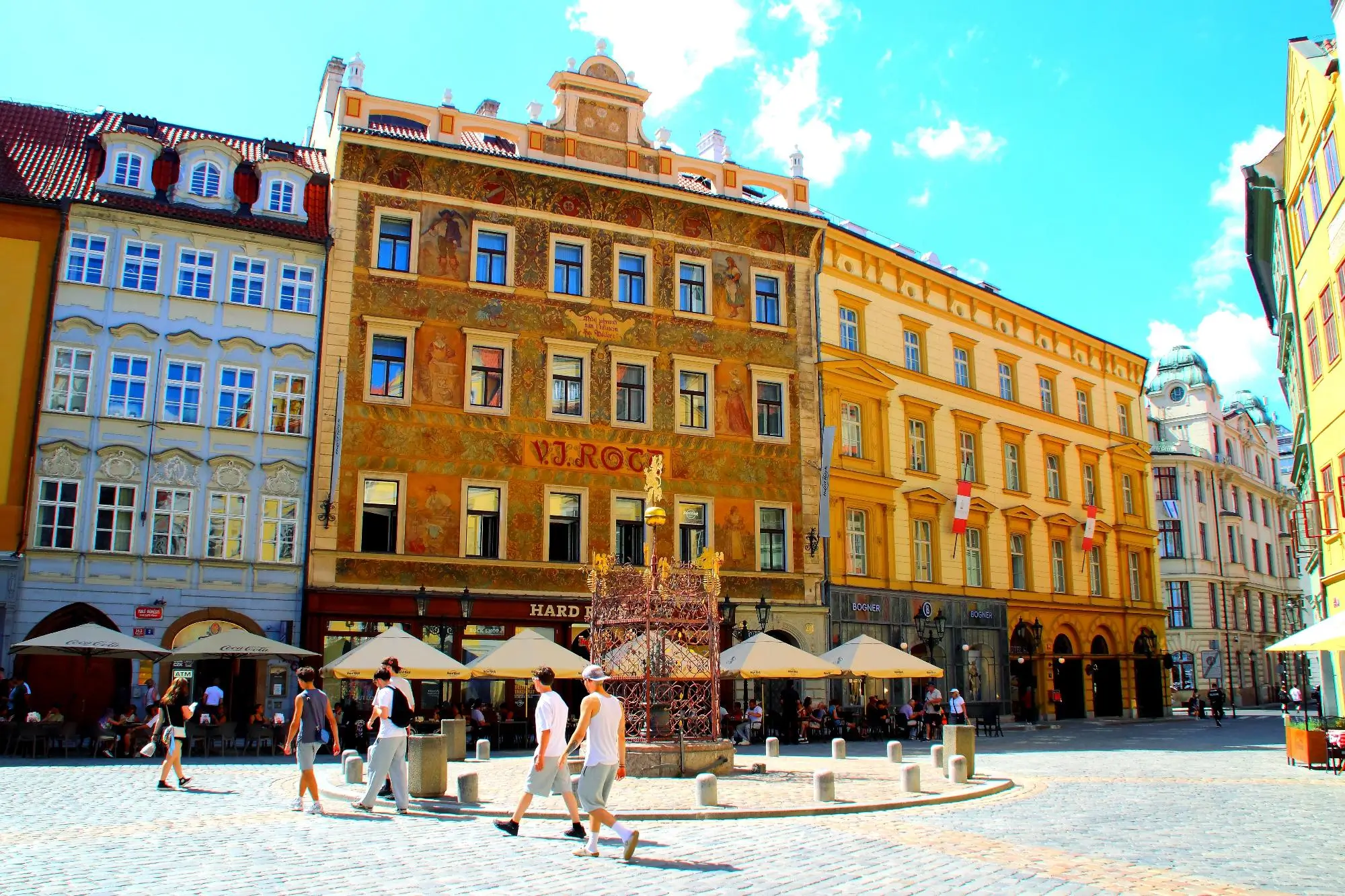 Letní Praha - Pražané na ulici