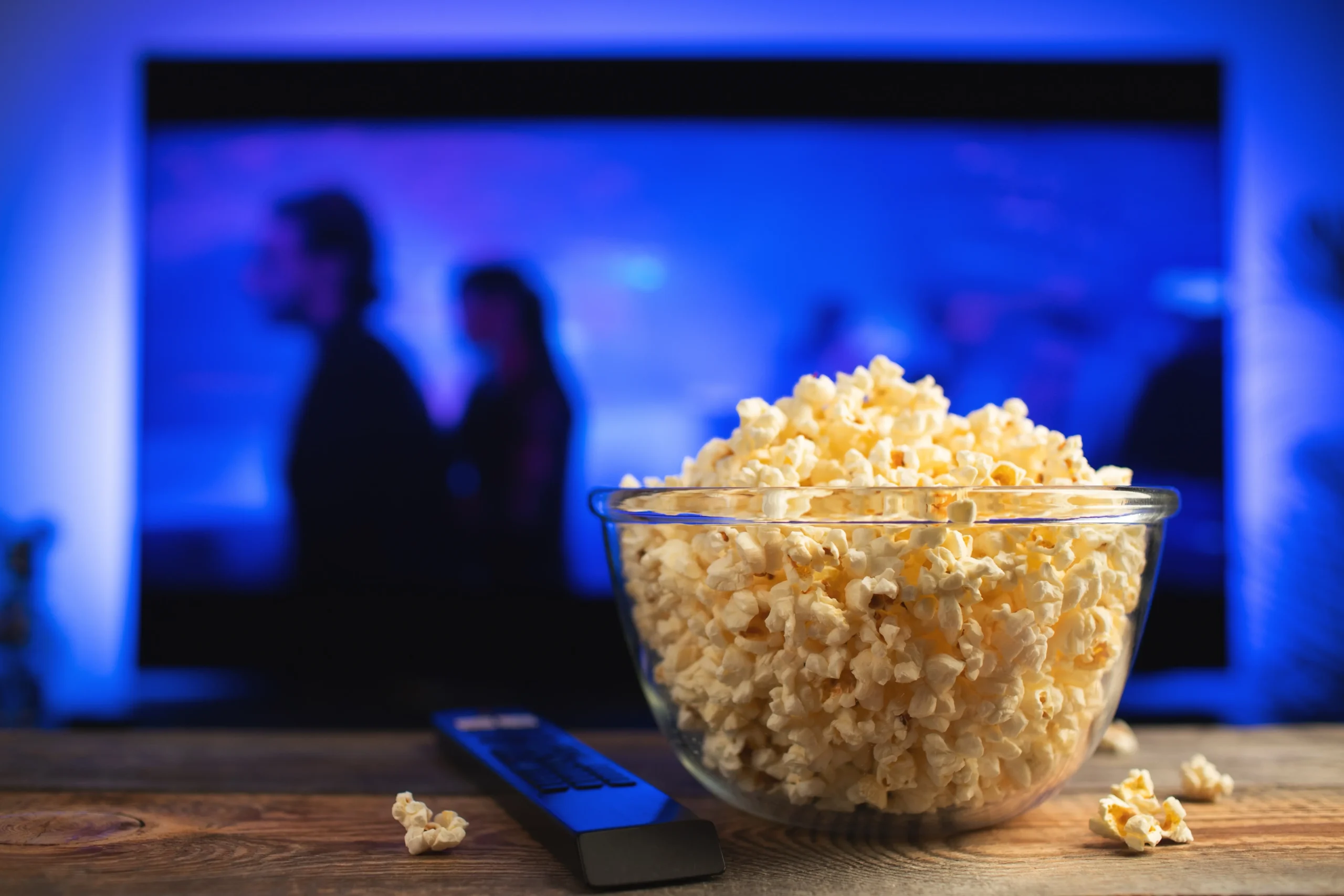 televize | TVGURU.cz Před tv stojí miska s popcornem.