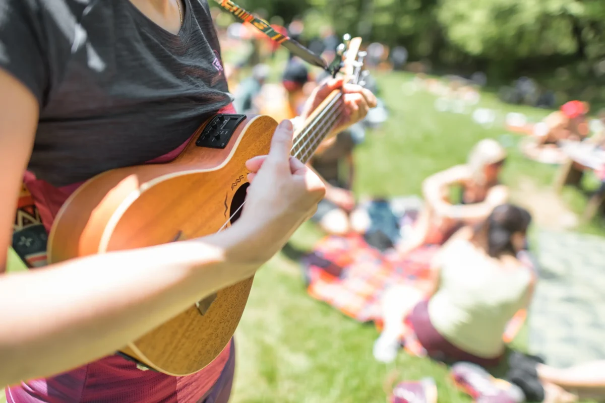 Žena hraje na ukulele.