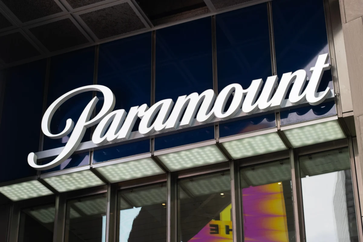 nápis Paramount nad vchodem