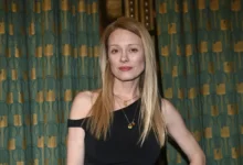 Linda Rybová pózuje na fotku.